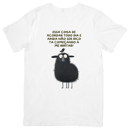 T-shirt branca Black Sheep com frase sarcástica sobre acordar e não ser rico e ilustração de ovelha negra com passarinho na cabeça
