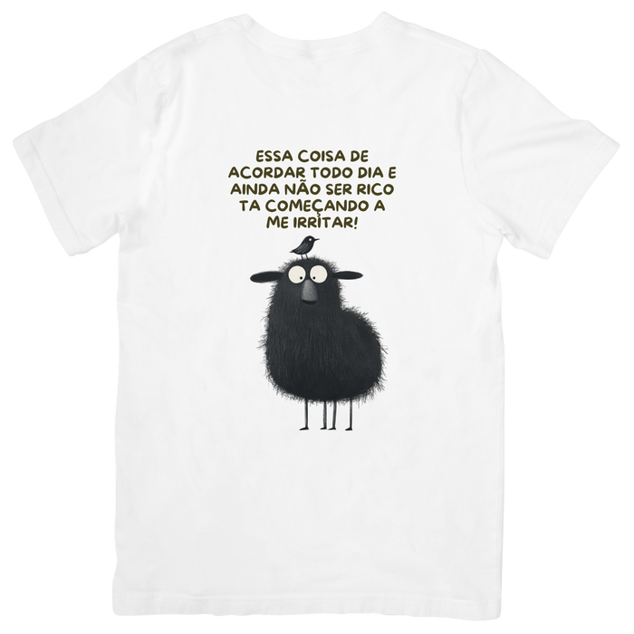 T-shirt branca Black Sheep com frase sarcástica sobre acordar e não ser rico e ilustração de ovelha negra com passarinho na cabeça
