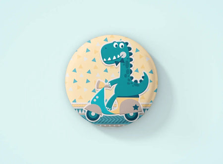 Crachá Dino Menino 003 – Lembrança Personalizada Econômica para Festas Infantis, Fabricado em Portugal