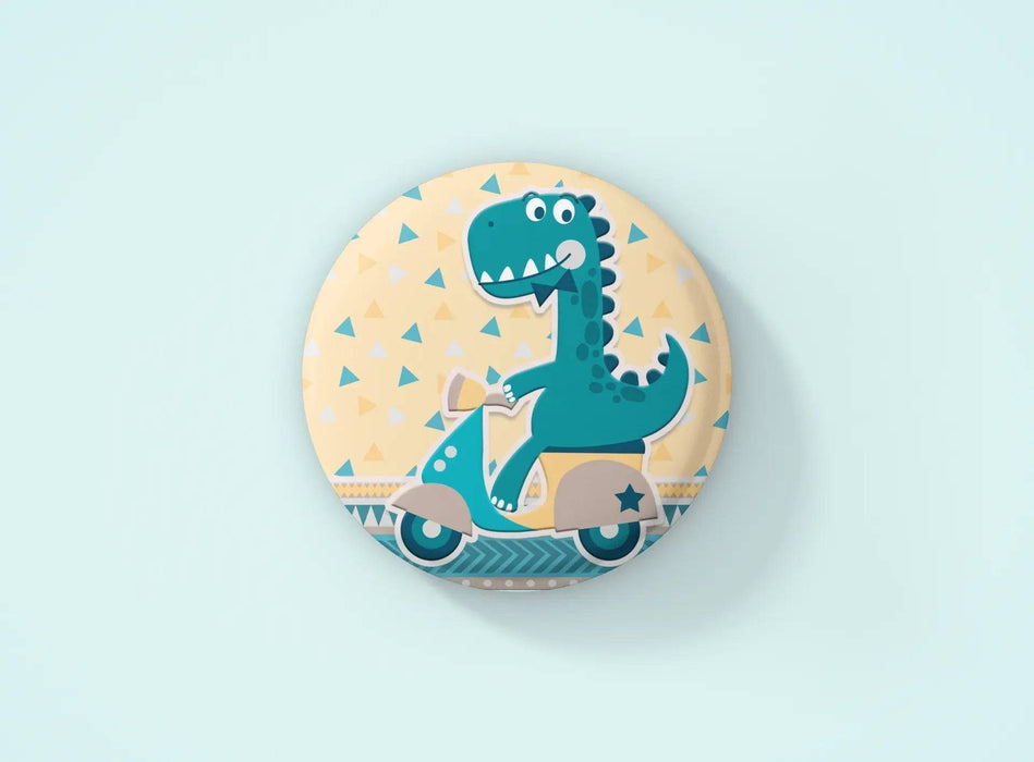 Crachá Dino Menino 003 – Lembrança Personalizada Econômica para Festas Infantis, Fabricado em Portugal