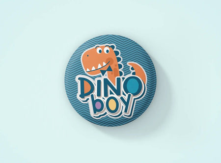 Crachá Personalizado Dino Menino 007 – Presente Único Feito em Portugal pela Charmy Gift Store®