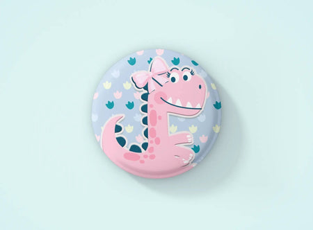 Crachá Dino Girl 014 Personalizado – Presente Exclusivo e Divertido para Crianças Feito em Portugal