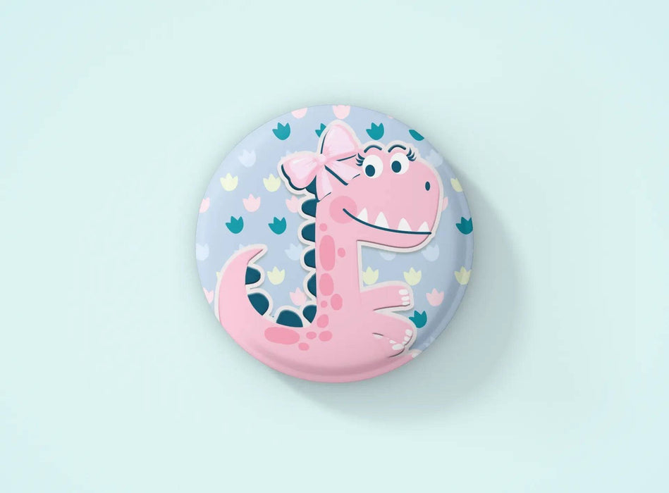 Crachá Dino Girl 014 Personalizado – Presente Exclusivo e Divertido para Crianças Feito em Portugal