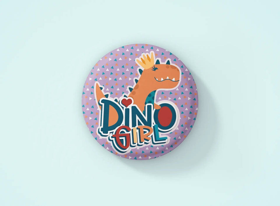Crachás Personalizados Dino Girl 012 – Presente Criativo e Exclusivo para Crianças, Feito em Portugal