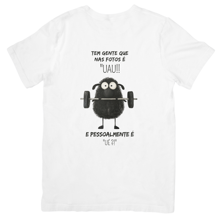 T-shirt branca Black Sheep com frase nas fotos é UAU pessoalmente é Ué e ilustração de ovelha negra com halteres