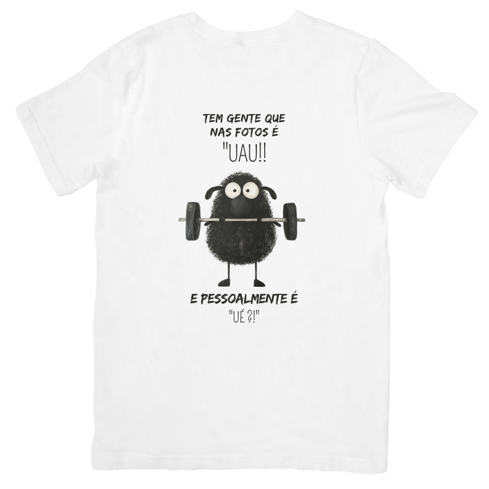 T-shirt branca Black Sheep com frase nas fotos é UAU pessoalmente é Ué e ilustração de ovelha negra com halteres