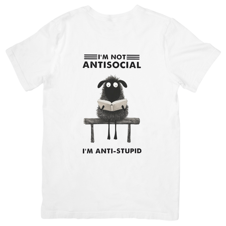 T-shirt branca Black Sheep com frase I'm not antisocial I'm anti-stupid e ilustração de ovelha negra a ler livro num banco