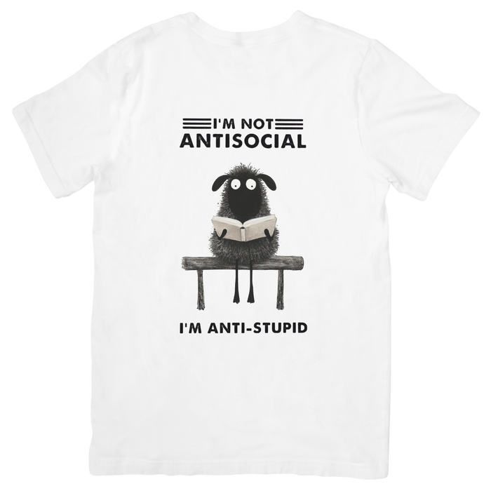 T-shirt branca Black Sheep com frase I'm not antisocial I'm anti-stupid e ilustração de ovelha negra a ler livro num banco