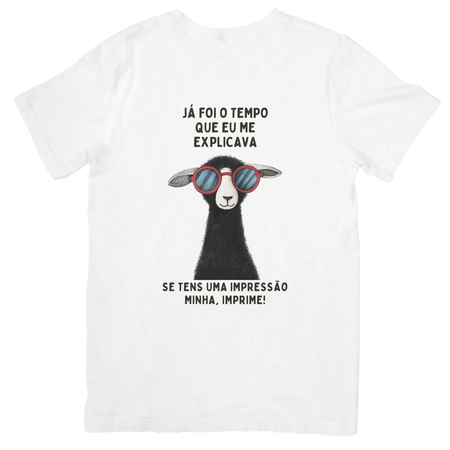 T-shirt branca Black Sheep com frase já foi o tempo que eu me explicava se tens uma impressão minha imprime e ilustração de ovelha negra com óculos vermelhos
