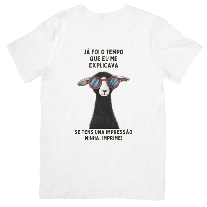 T-shirt branca Black Sheep com frase já foi o tempo que eu me explicava se tens uma impressão minha imprime e ilustração de ovelha negra com óculos vermelhos