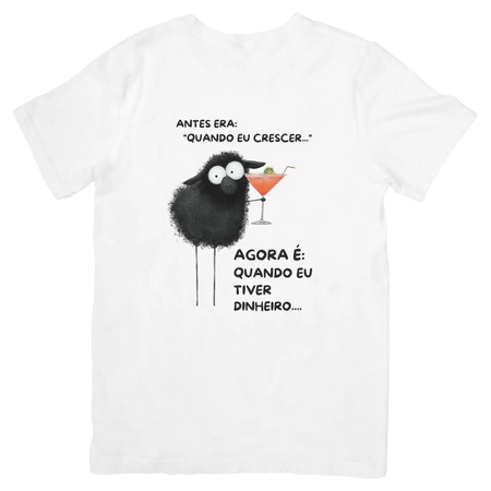 T-shirt branca Black Sheep com frase sarcástica sobre vida adulta e ilustração de ovelha negra com cocktail