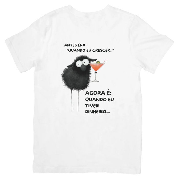 T-shirt branca Black Sheep com frase sarcástica sobre vida adulta e ilustração de ovelha negra com cocktail