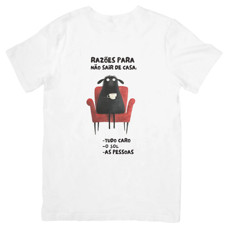 T-shirt branca Black Sheep com lista de razões para não sair de casa e ilustração de ovelha negra na poltrona com café