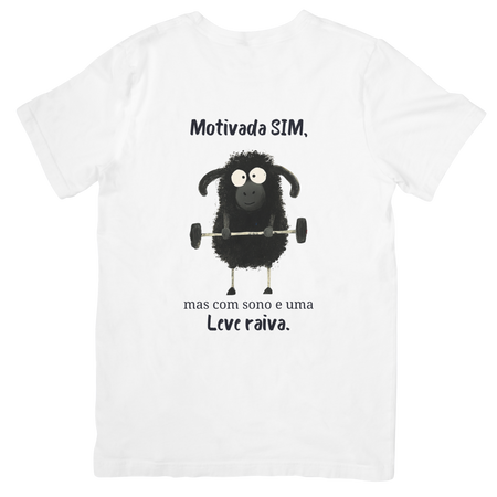 T-shirt branca Black Sheep com frase Motivada SIM mas com sono e uma leve raiva e ilustração de ovelha negra com halteres
