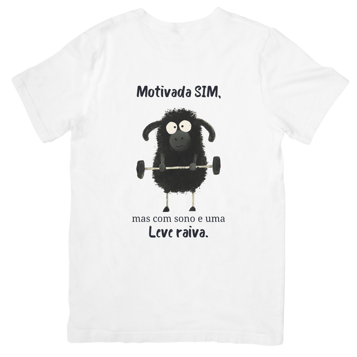 T-shirt branca Black Sheep com frase Motivada SIM mas com sono e uma leve raiva e ilustração de ovelha negra com halteres