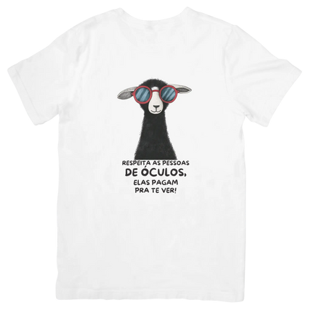 T-shirt branca Black Sheep com frase sarcástica sobre pessoas de óculos e ilustração de ovelha negra com óculos vermelhos