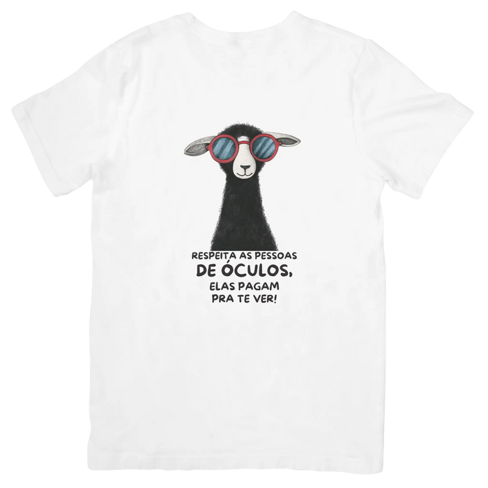 T-shirt branca Black Sheep com frase sarcástica sobre pessoas de óculos e ilustração de ovelha negra com óculos vermelhos
