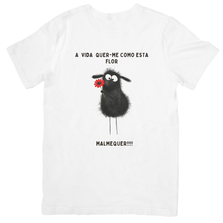 T-shirt branca Black Sheep com trocadilho malmequer e ilustração de ovelha negra com flor vermelha