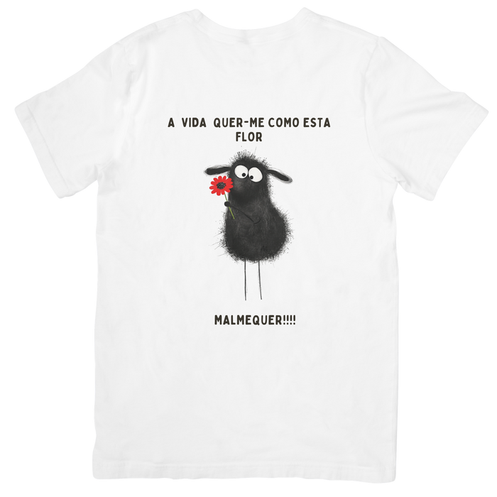 T-shirt branca Black Sheep com trocadilho malmequer e ilustração de ovelha negra com flor vermelha
