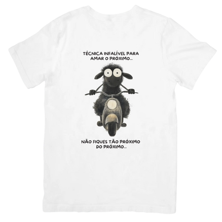 T-shirt branca Black Sheep com frase sarcástica sobre amar o próximo e ilustração de ovelha negra de mota