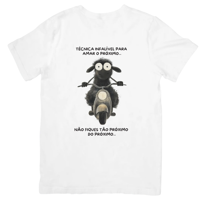T-shirt branca Black Sheep com frase sarcástica sobre amar o próximo e ilustração de ovelha negra de mota