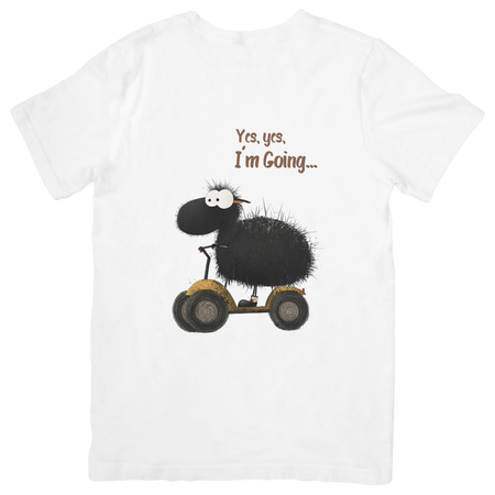 T-shirt branca Black Sheep com frase Yes yes I'm Going e ilustração de ovelha negra em trotinete