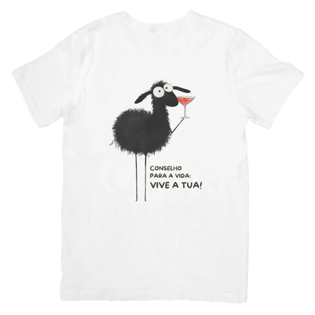 T-shirt branca Black Sheep com frase 'Conselho para a vida: vive a tua!' e ilustração de ovelha negra com cocktail