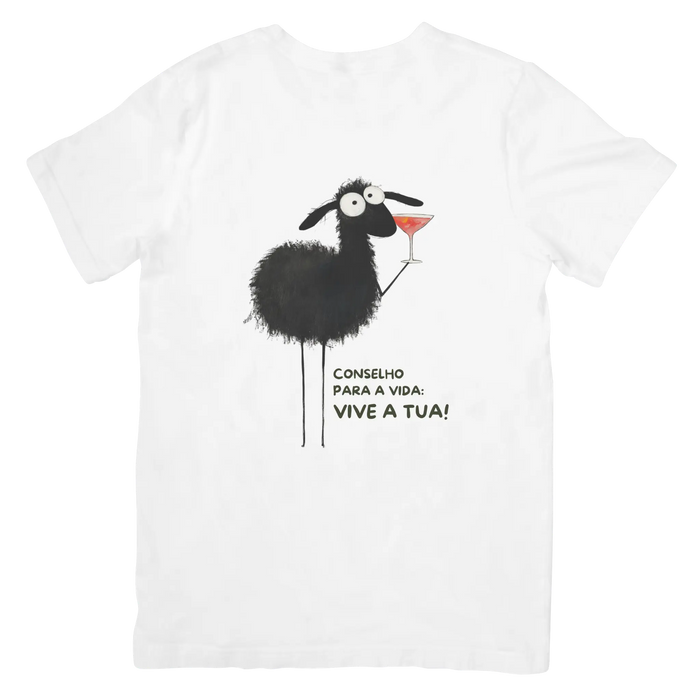 T-shirt branca Black Sheep com frase 'Conselho para a vida: vive a tua!' e ilustração de ovelha negra com cocktail
