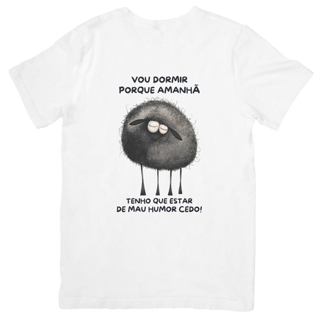 T-shirt branca Black Sheep com frase vou dormir porque amanhã tenho que estar de mau humor cedo e ilustração de ovelha negra a adormecer