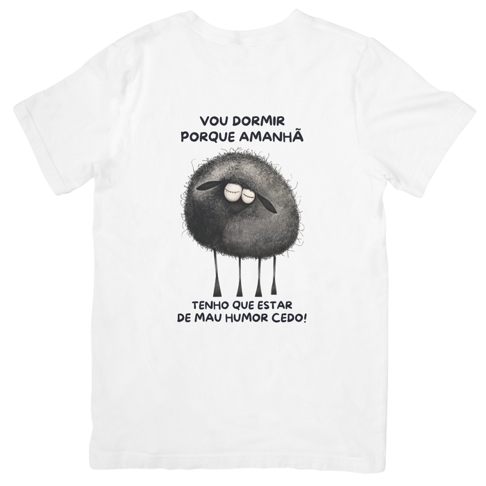 T-shirt branca Black Sheep com frase vou dormir porque amanhã tenho que estar de mau humor cedo e ilustração de ovelha negra a adormecer