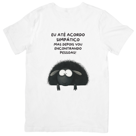 T-shirt branca Black Sheep com frase sarcástica sobre acordar simpático e encontrar pessoas e ilustração de ovelha negra com expressão cansada