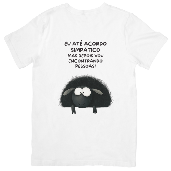 T-shirt branca Black Sheep com frase sarcástica sobre acordar simpático e encontrar pessoas e ilustração de ovelha negra com expressão cansada
