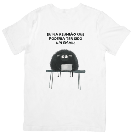 T-shirt branca Black Sheep com frase sobre reunião que podia ter sido um email e ilustração de ovelha negra com portátil