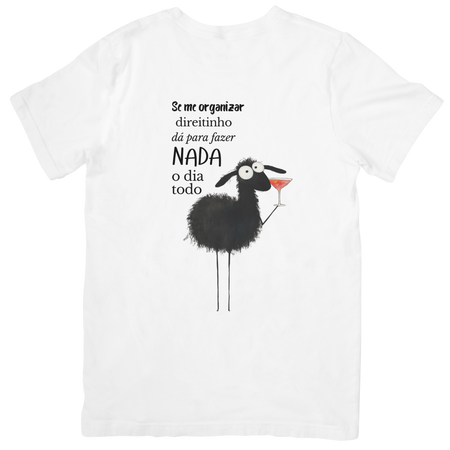 T-shirt branca Black Sheep com frase sobre organizar para fazer nada e ilustração de ovelha negra com cocktail