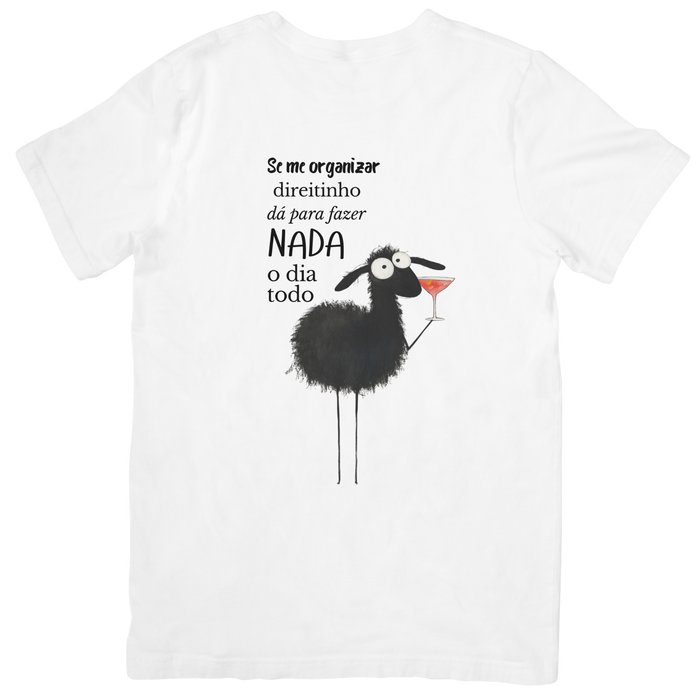 T-shirt branca Black Sheep com frase sobre organizar para fazer nada e ilustração de ovelha negra com cocktail
