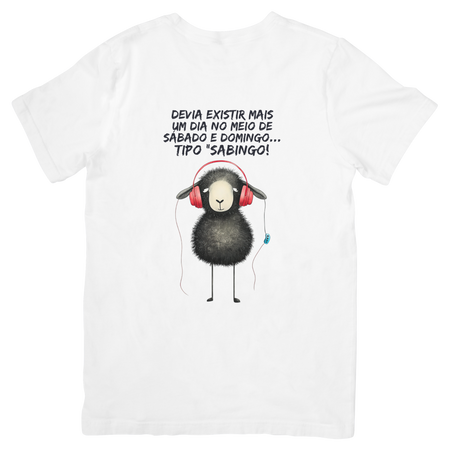 T-shirt branca Black Sheep com frase sobre o Sabingo e ilustração de ovelha negra com auscultadores vermelhos