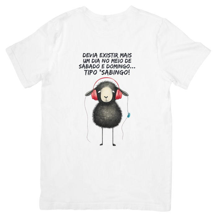 T-shirt branca Black Sheep com frase sobre o Sabingo e ilustração de ovelha negra com auscultadores vermelhos