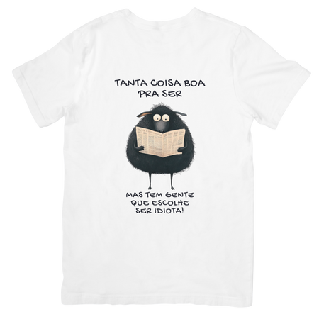 T-shirt branca Black Sheep com frase sarcástica e ilustração de ovelha negra a ler jornal