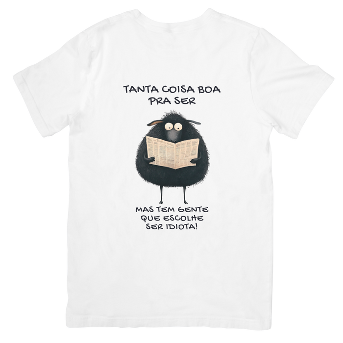 T-shirt branca Black Sheep com frase sarcástica e ilustração de ovelha negra a ler jornal