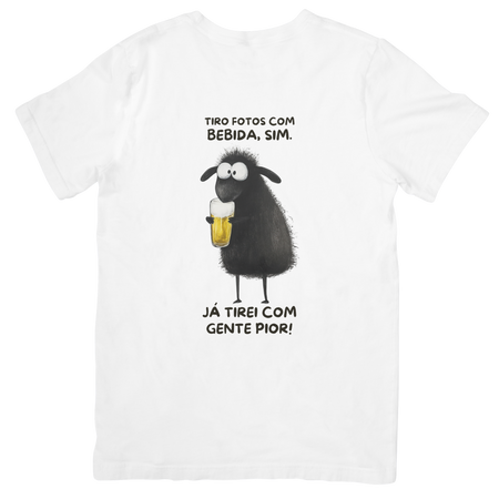 T-shirt branca Black Sheep com frase tiro fotos com bebida já tirei com gente pior e ilustração de ovelha negra com copo de cerveja