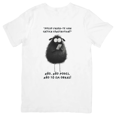 T-shirt branca Black Sheep com diálogo sobre crítica construtiva e ilustração de ovelha negra com telemóvel