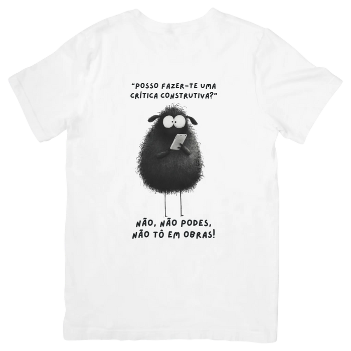 T-shirt branca Black Sheep com diálogo sobre crítica construtiva e ilustração de ovelha negra com telemóvel