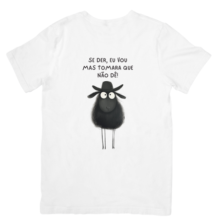 T-shirt branca Black Sheep com frase sarcástica sobre convites e ilustração de ovelha negra com chapéu