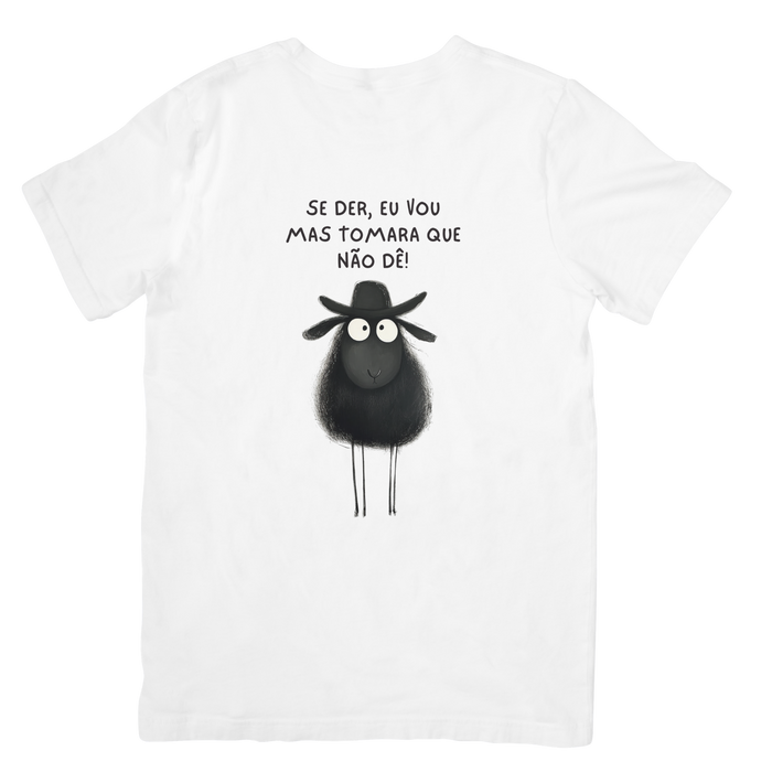 T-shirt branca Black Sheep com frase sarcástica sobre convites e ilustração de ovelha negra com chapéu