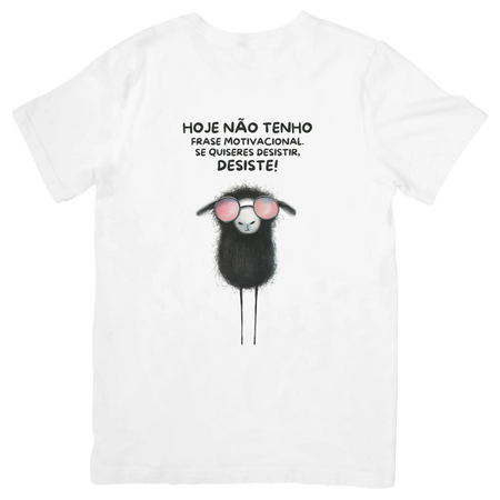 T-shirt branca Black Sheep com frase sarcástica e ilustração de ovelha negra com óculos de sol