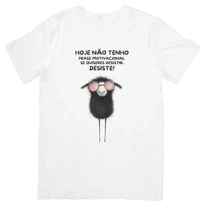 T-shirt branca Black Sheep com frase sarcástica e ilustração de ovelha negra com óculos de sol