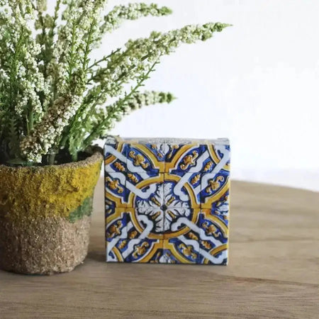 Sabonete Violeta com Esfoliante de Caroço de Alperce 50g - Azulejo da Coleção Viver Portugal